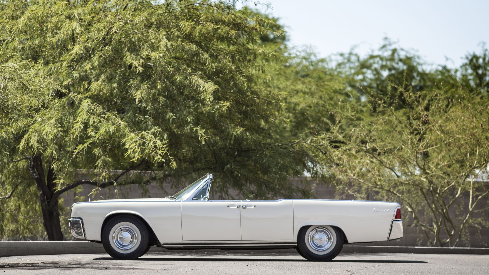 Um Lincoln Continental 1961 estacionado