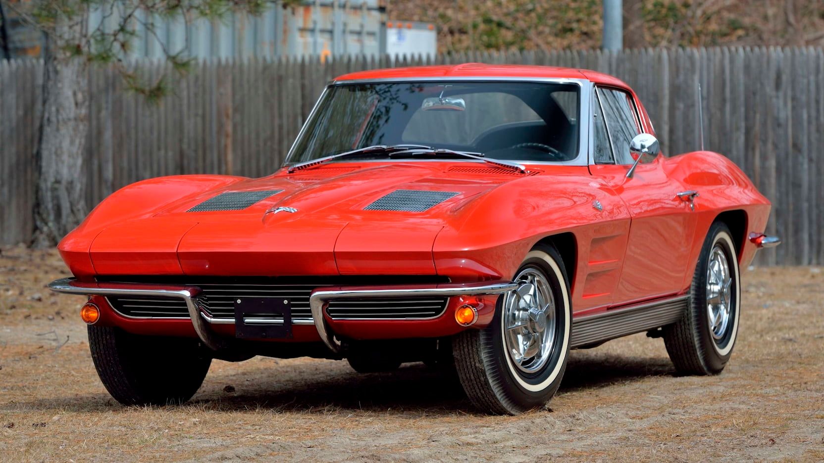 Um Chevy Corvette 1963 estacionado
