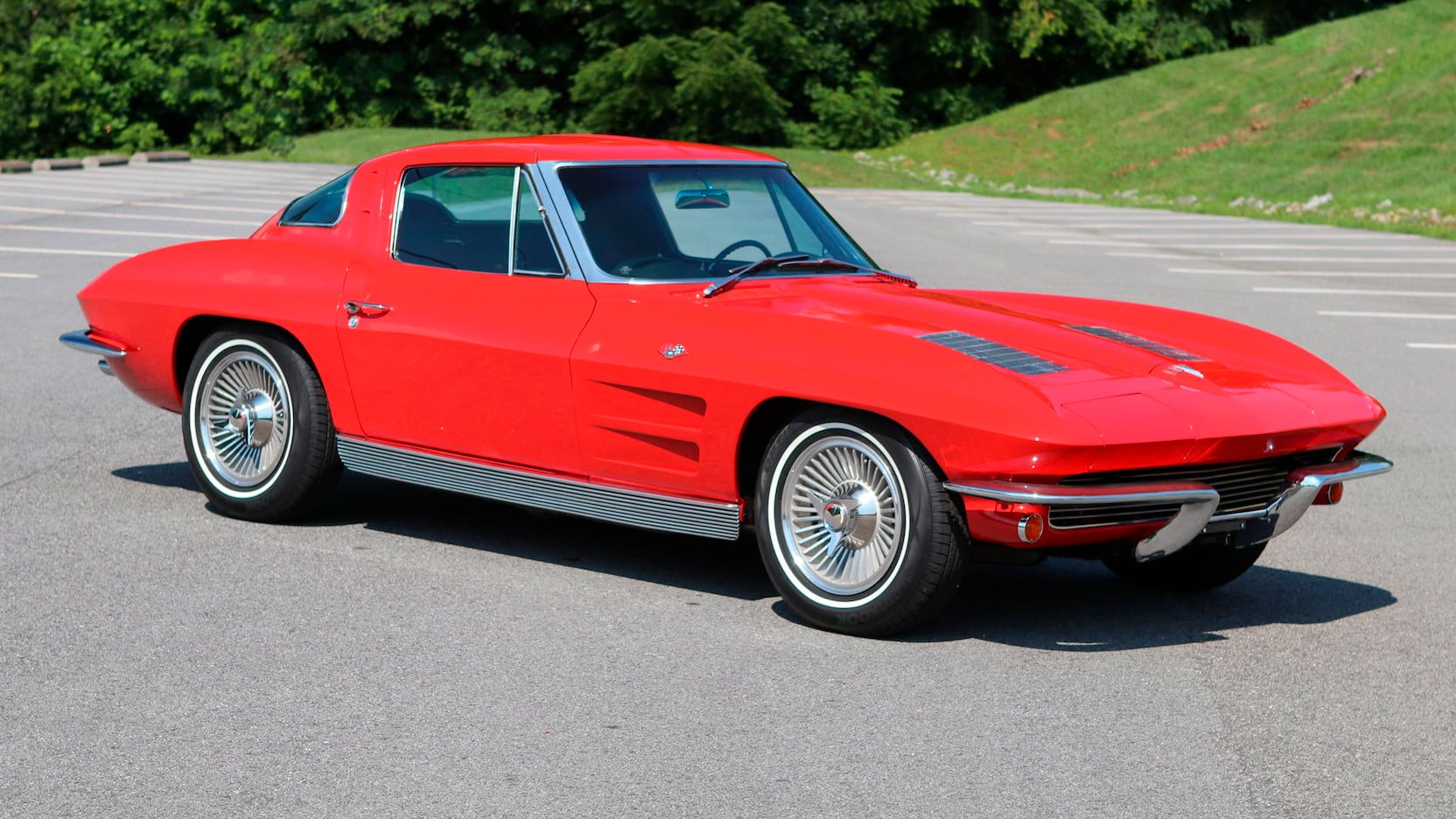 Um Chevy Corvette 1963 estacionado