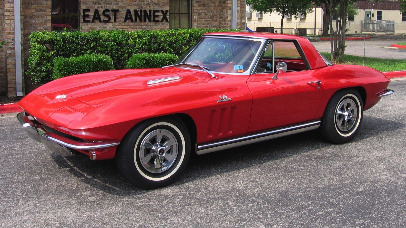 Um Chevy Corvette 1965 estacionado