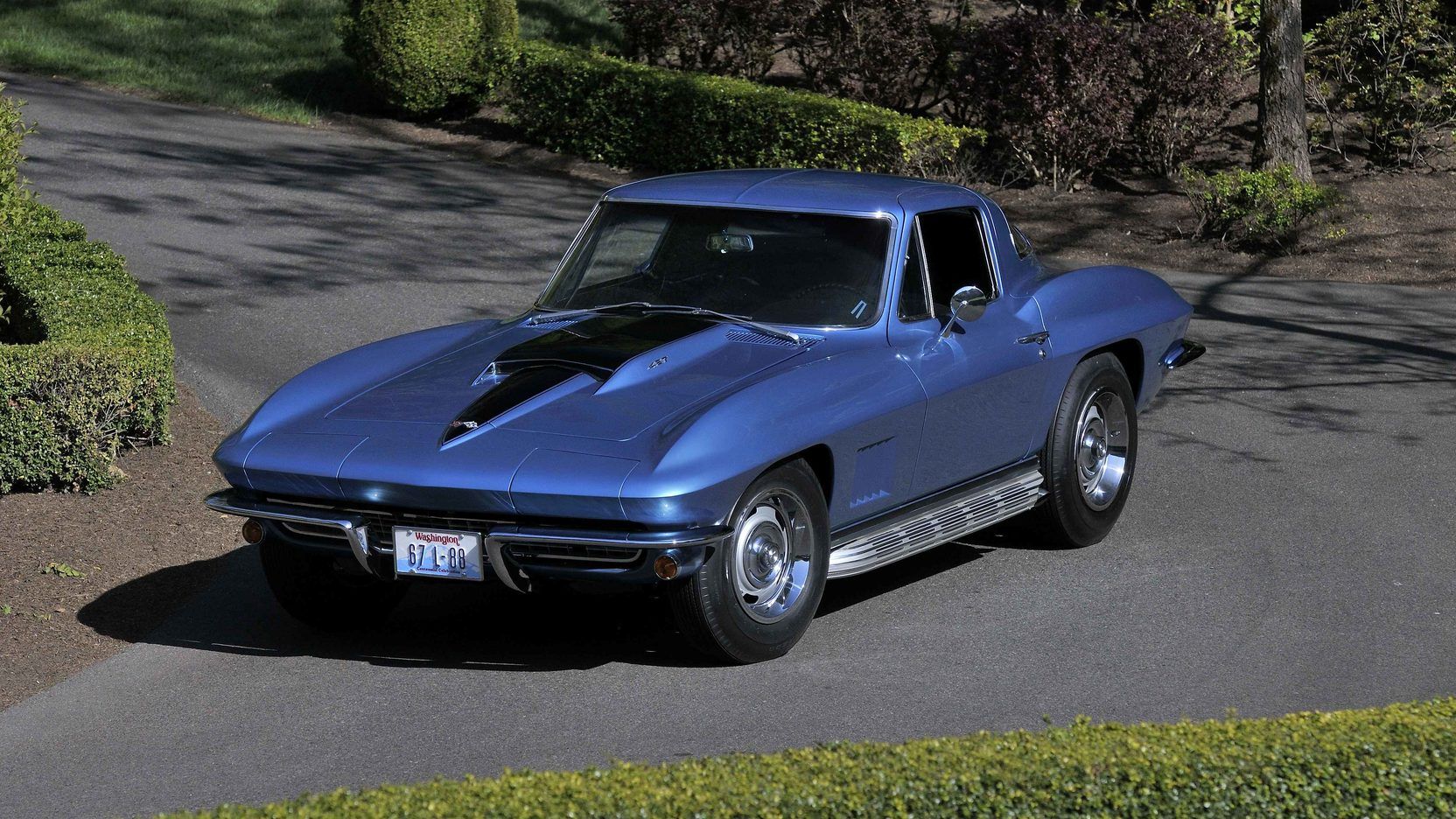 Um Chevy Corvette 1967 estacionado