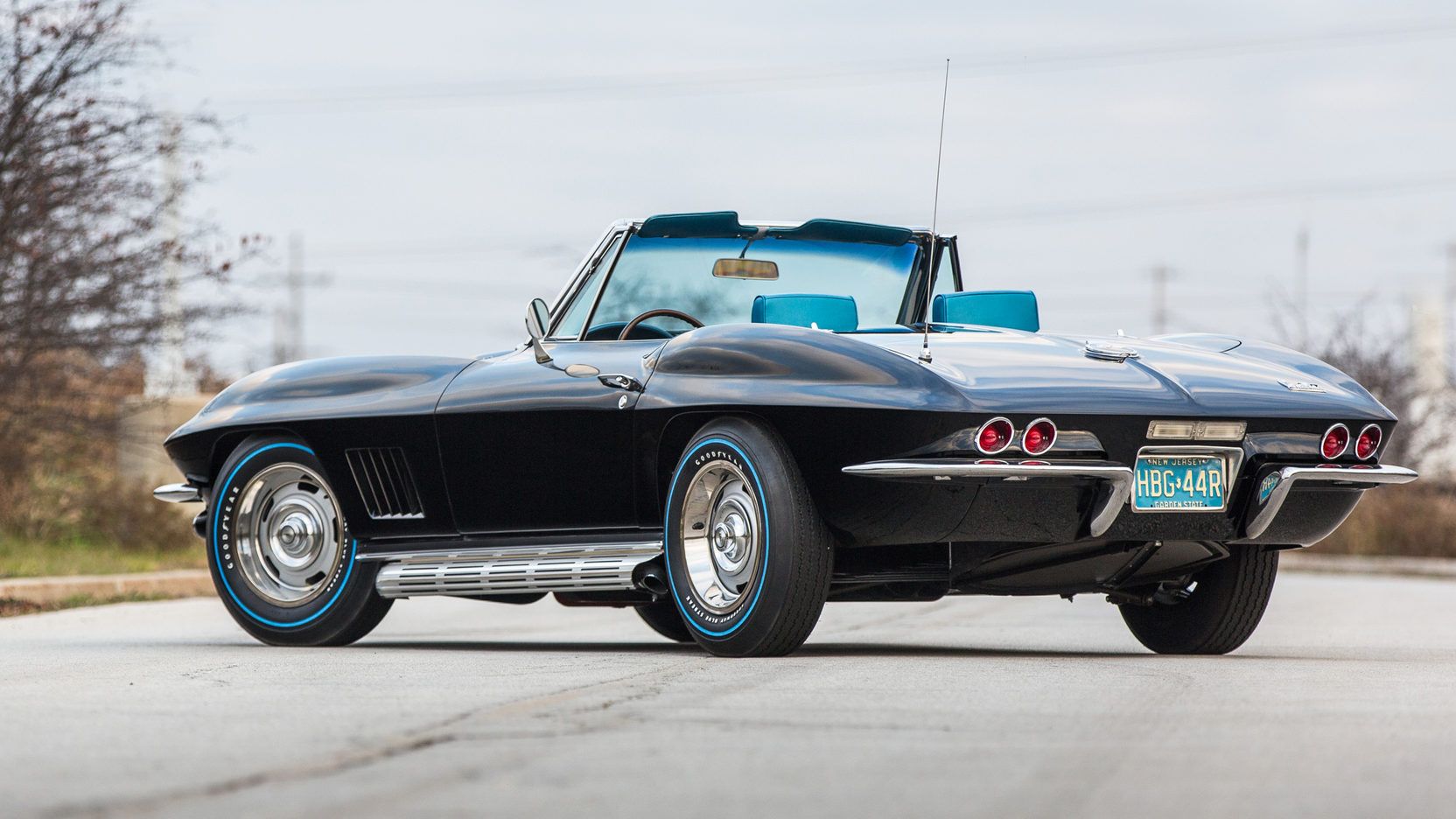 Um Chevy Corvette 1967 estacionado