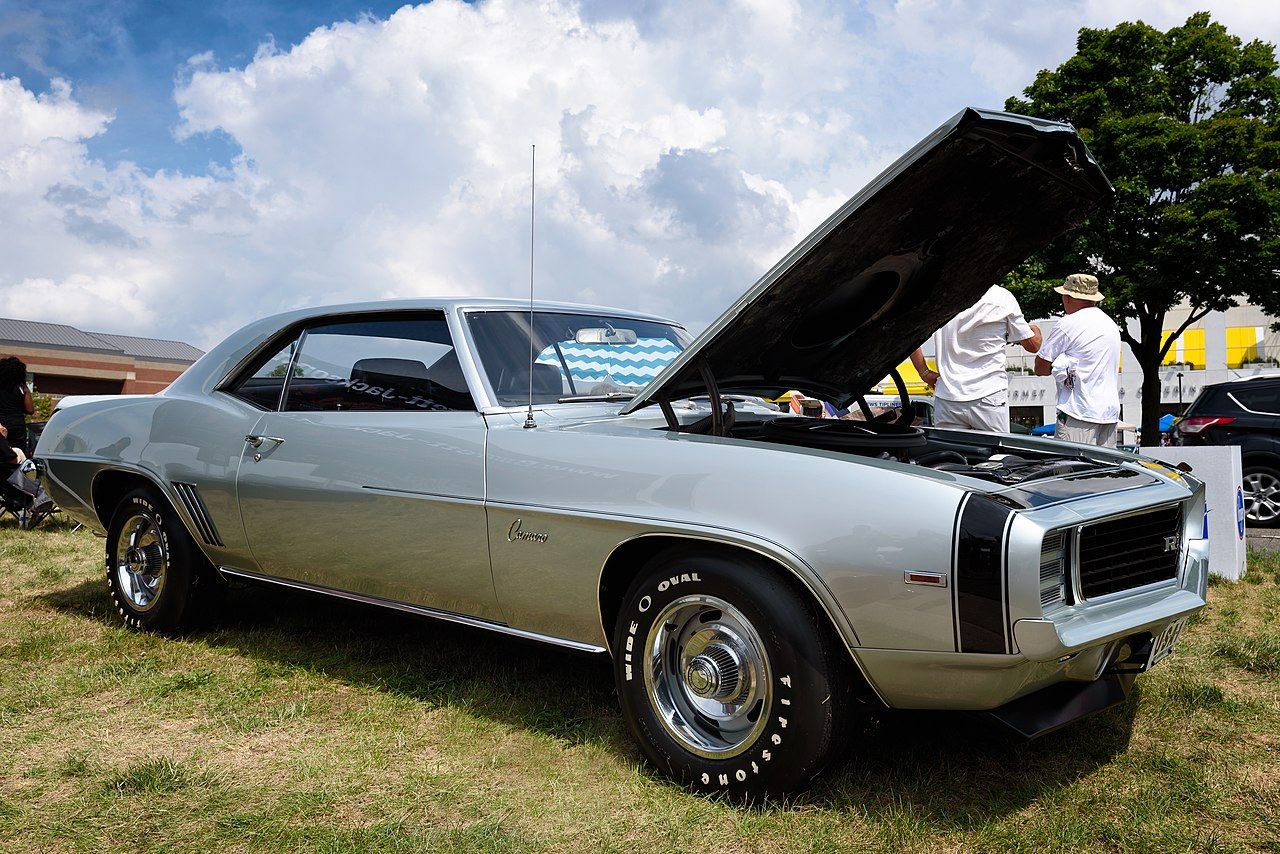 Um Chevrolet Camaro ZL1 1969 prateado com capô aberto