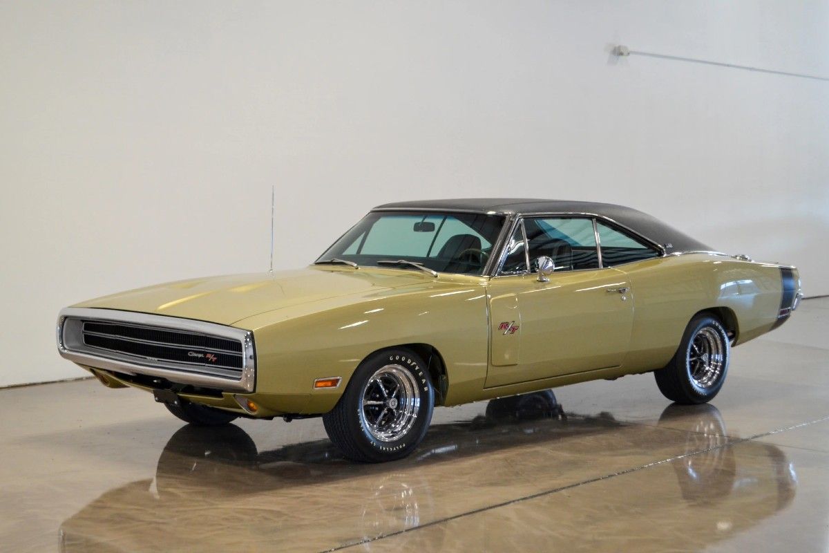 Dodge Charger RT dourado 1970 