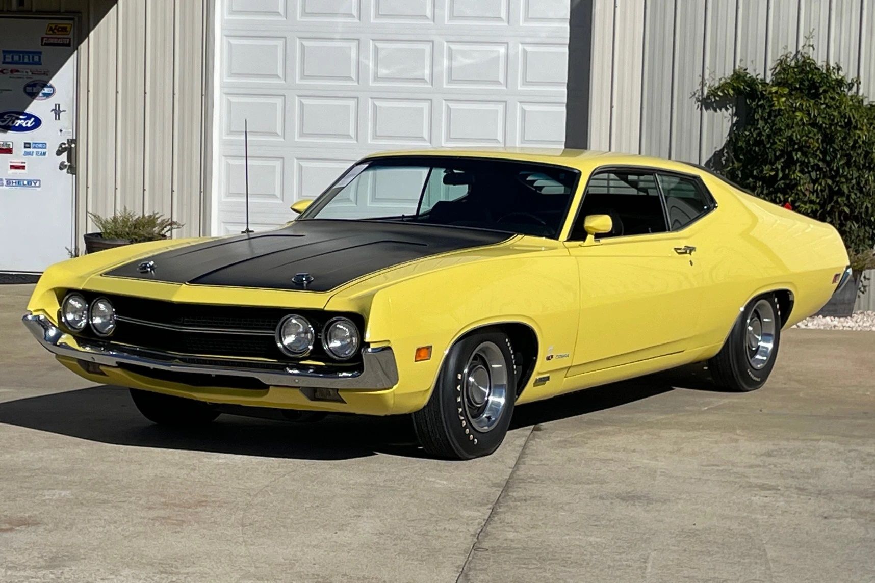 Um Ford Torino Cobra 1970 estacionado