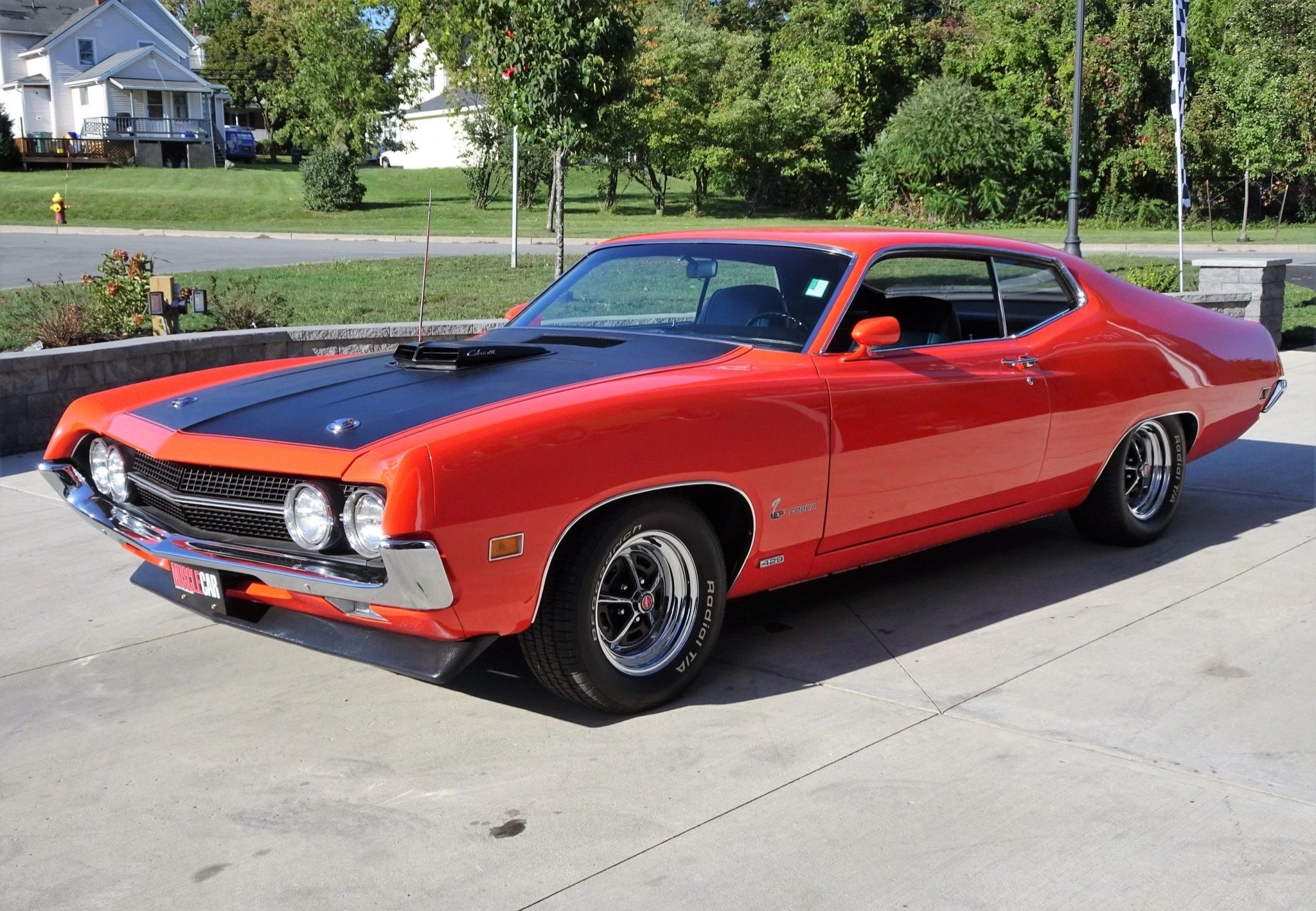 Um Ford Torino Cobra 1970 estacionado