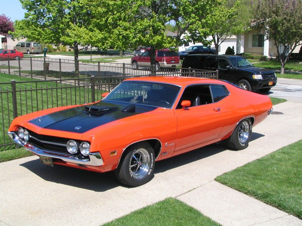 Um Ford Torino Cobra 1970 estacionado