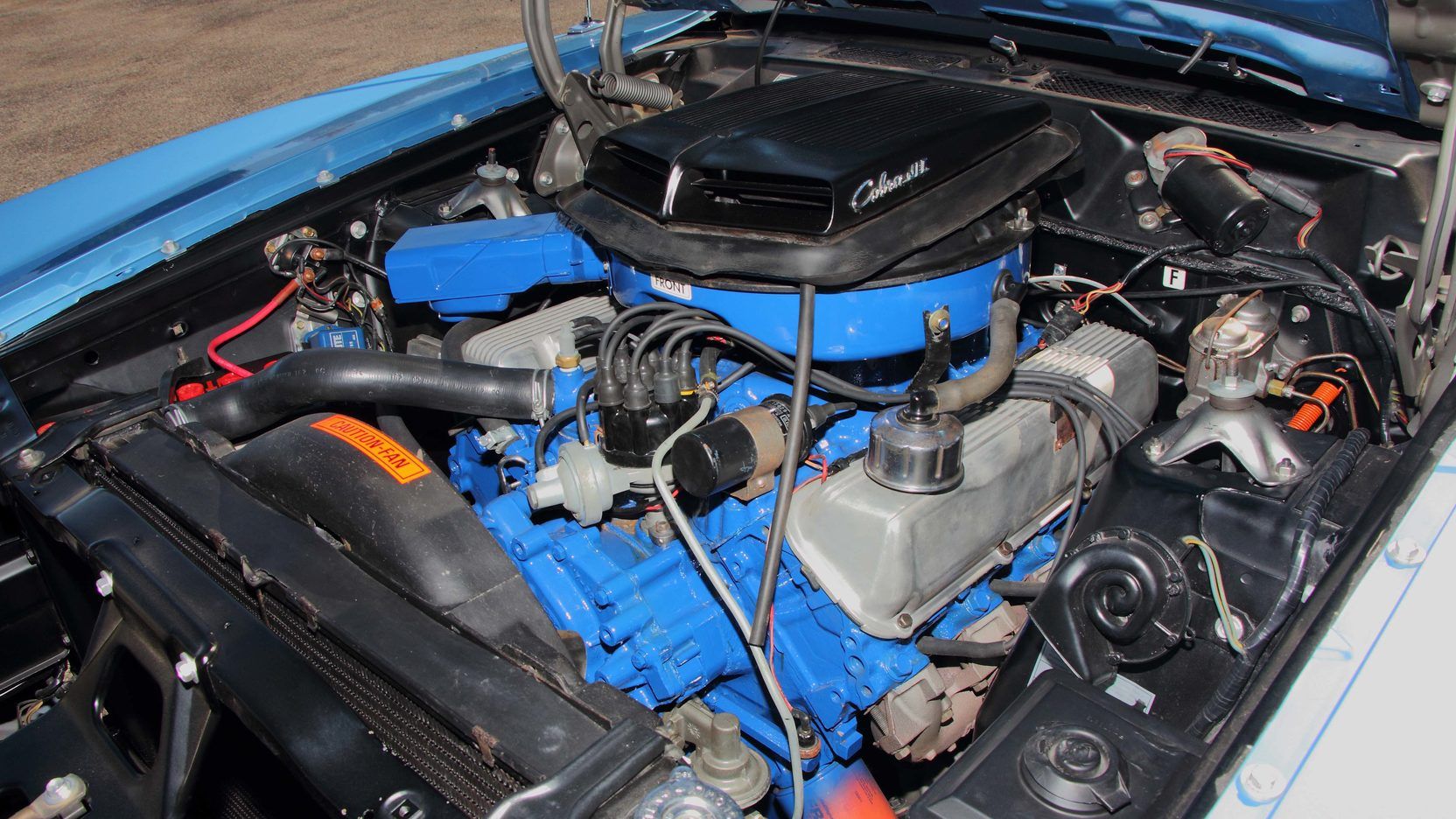 Um Ford Torino Cobra 1970 estacionado