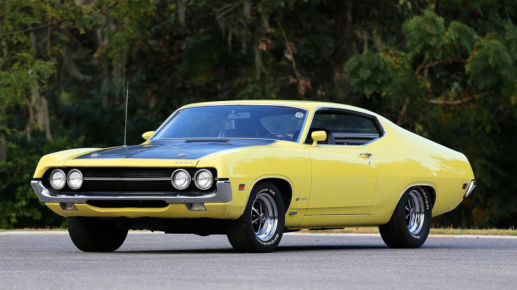 Um Ford Torino Cobra 1970 estacionado