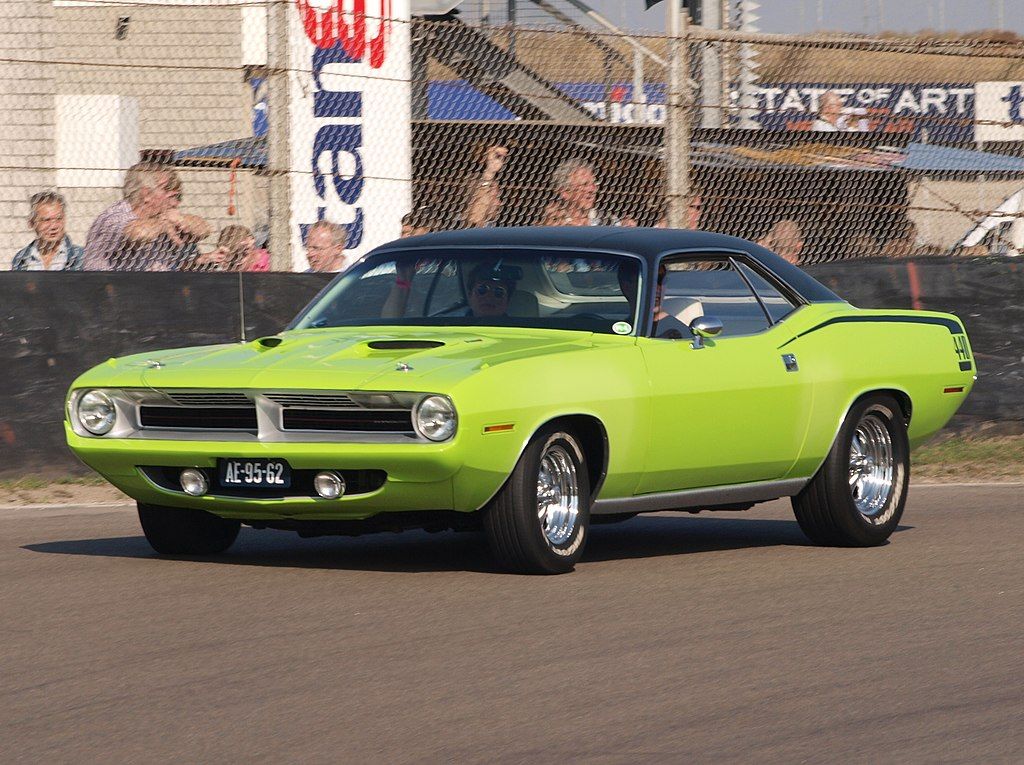 Um Plymouth Barracuda 1970 estacionado