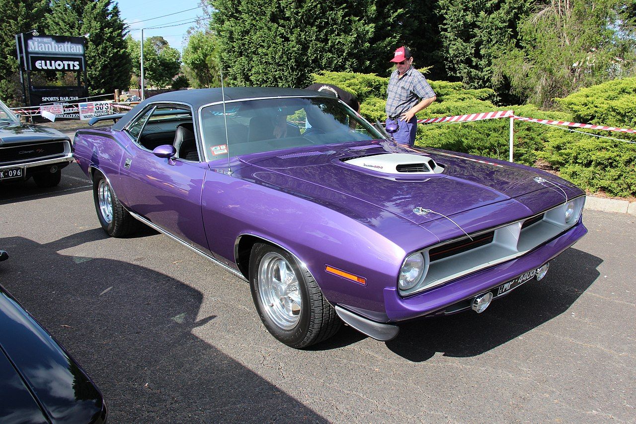 Um Plymouth Barracuda 1970 estacionado