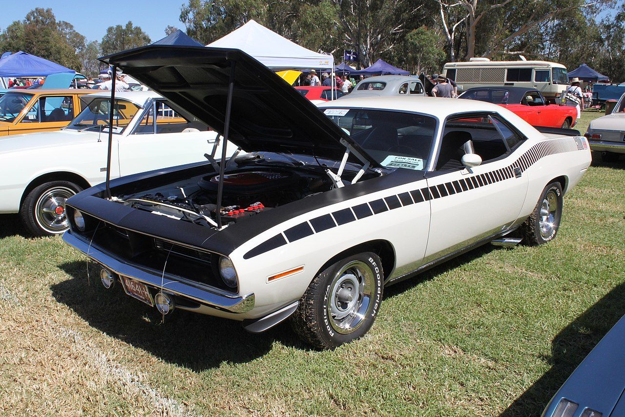 Um Plymouth Barracuda 1970 estacionado
