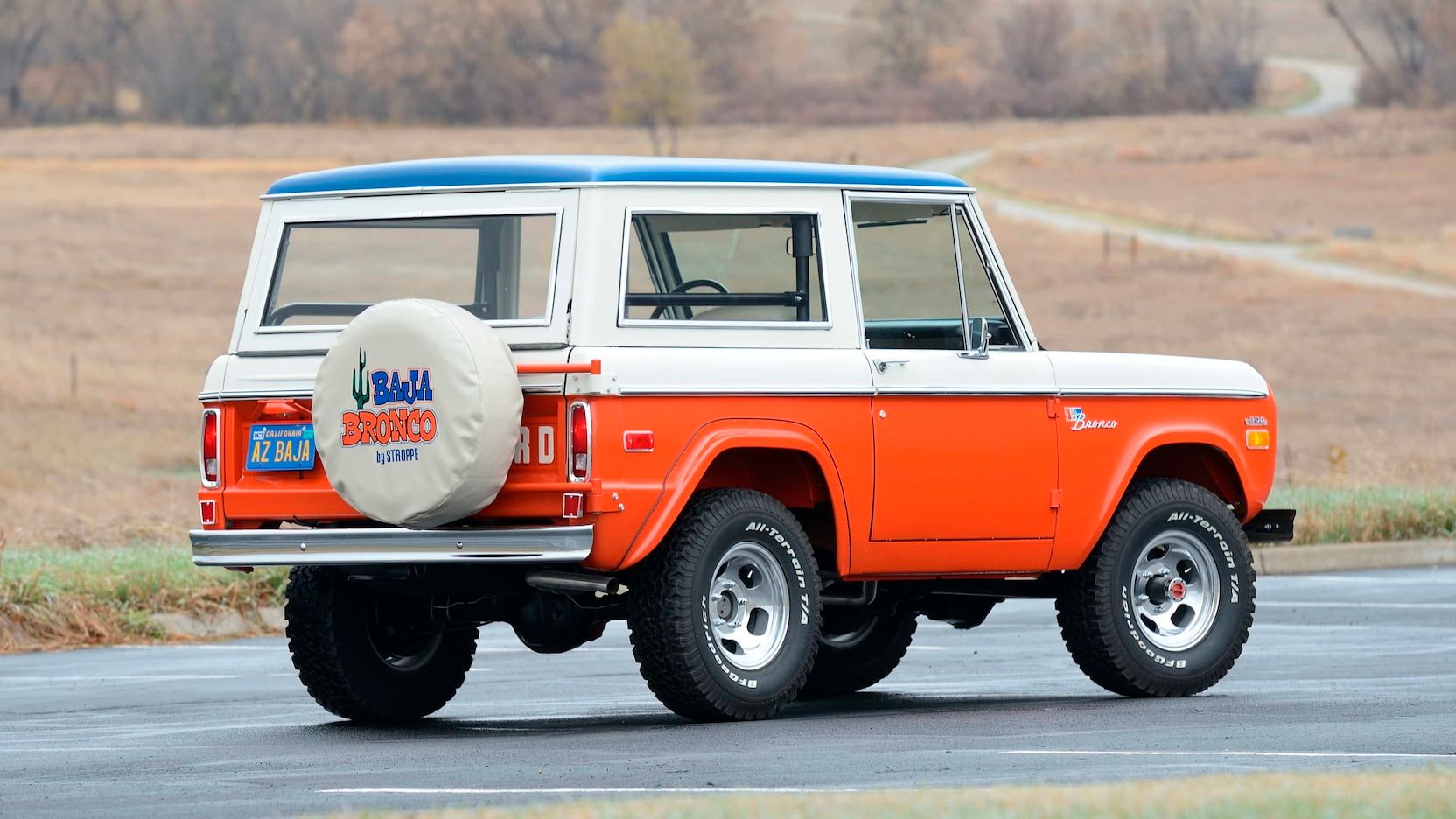 Um Ford Baja Bronco estacionado