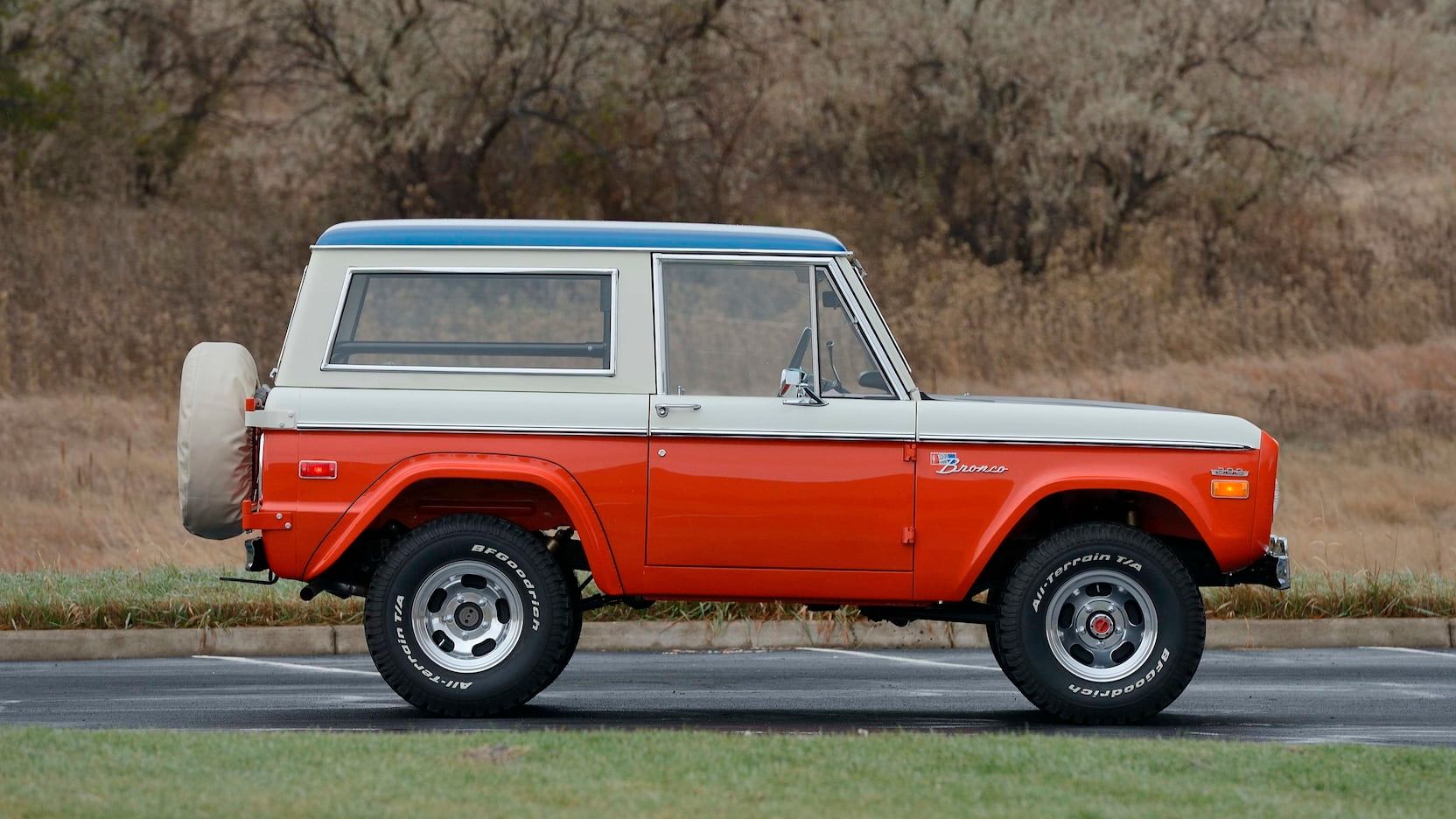 Um Ford Baja Bronco 1971 estacionado