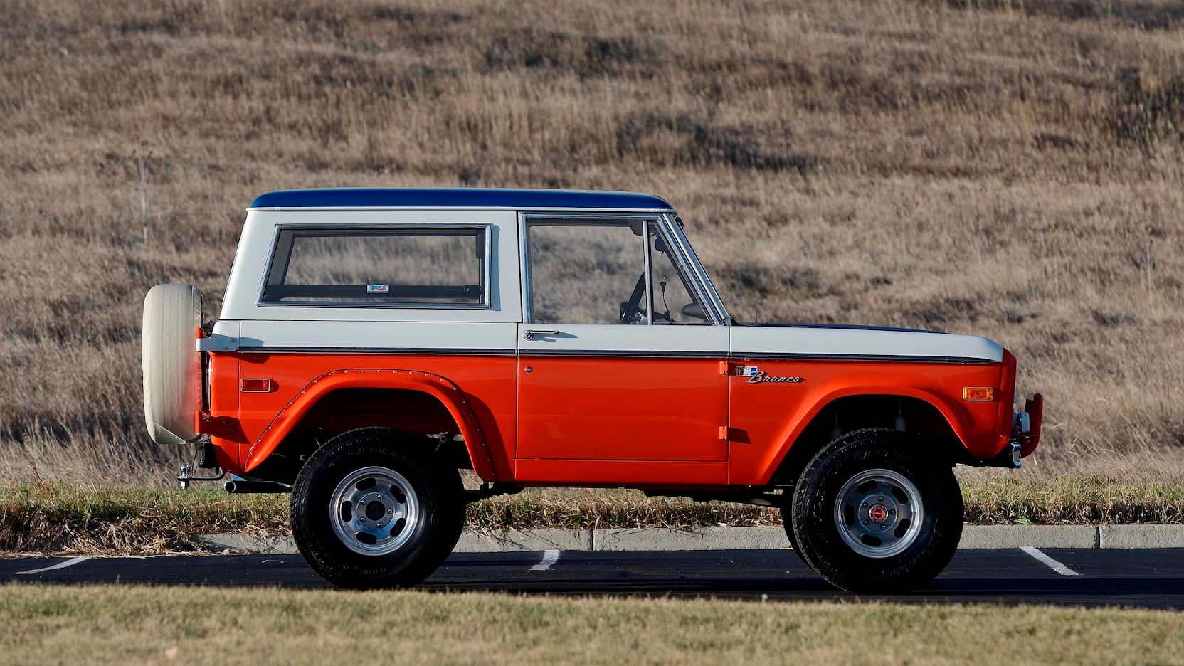 Um Ford Baja Bronco 1975 estacionado