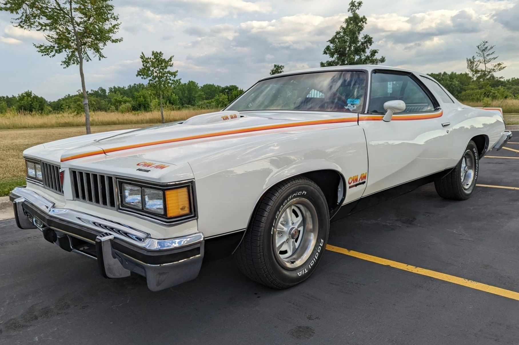 Um Pontiac Can Am 1977 estacionado 