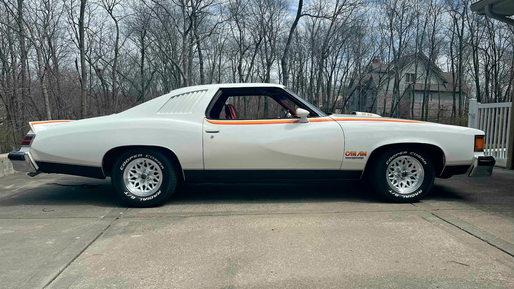 Um Pontiac Can Am 1977 estacionado 