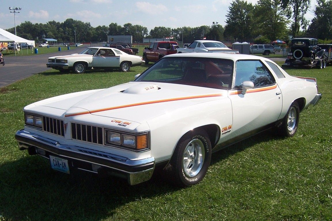 Um Pontiac Can Am 1977 estacionado 
