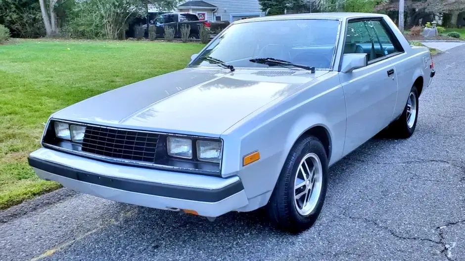 Dodge Challenger prata 1983