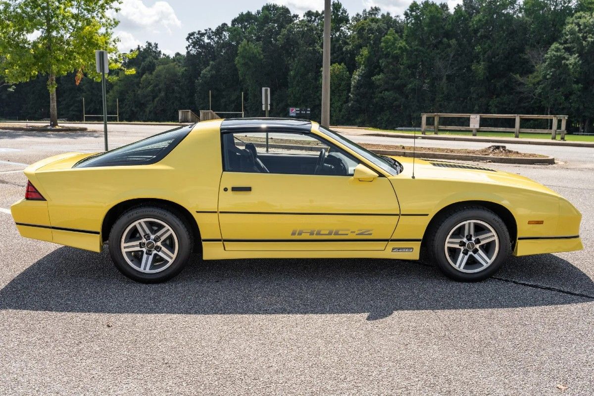 Kuning 1985 Camaro IROC-Z