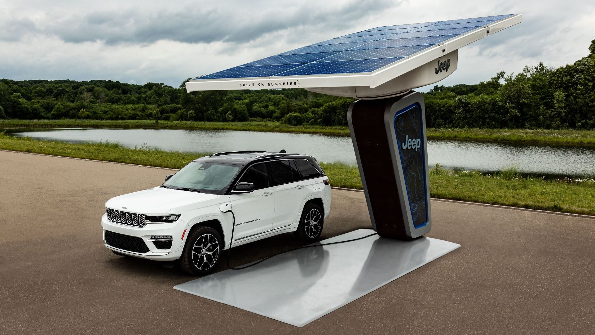 A parked 2022 Jeep Grand Cherokee Hybrid