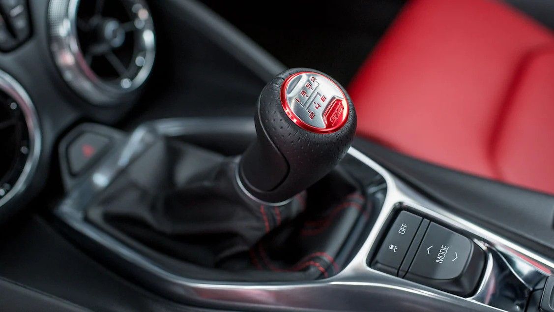A shot of the manual gear stick of the 2023 Camaro