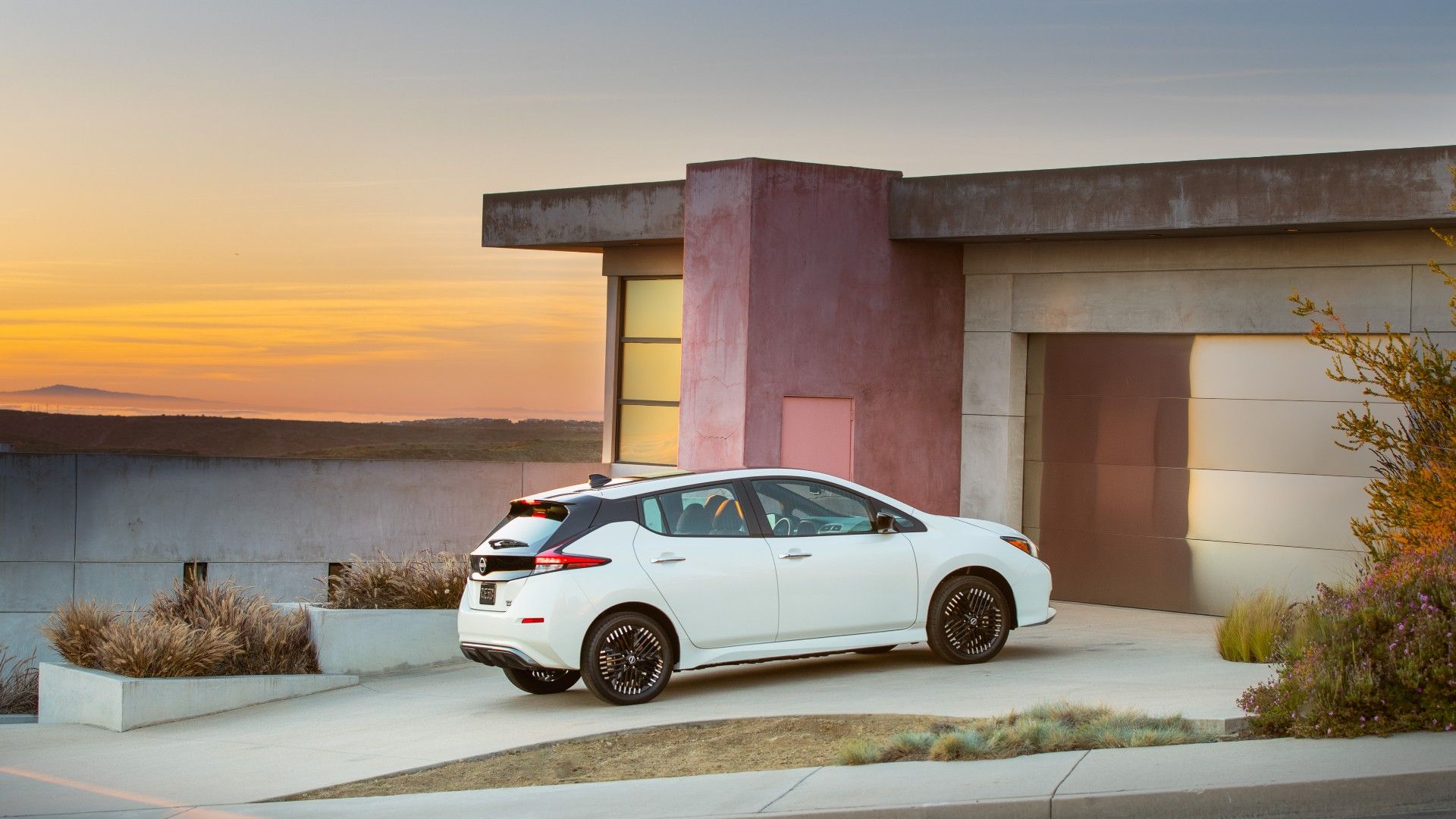 White 2023 Nissan Leaf