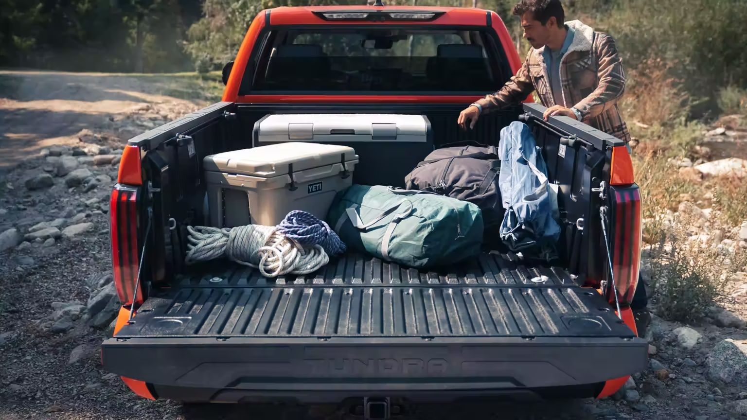 Vista traseira de um Toyota Tundra 2023 com a porta traseira aberta para carga.