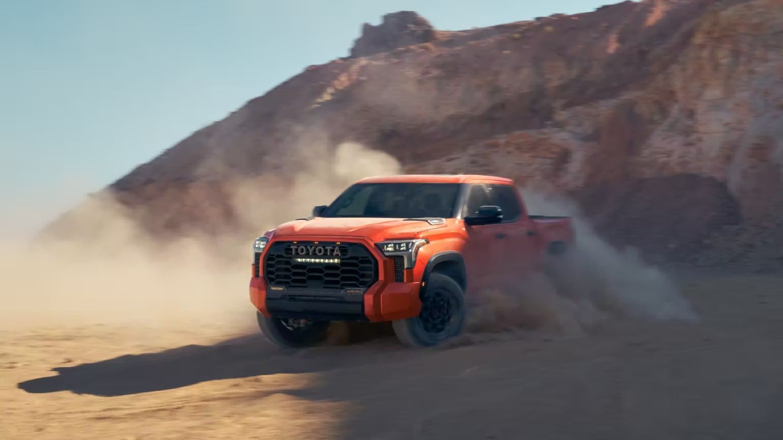 Uma vista 3/4 de um Toyota Tundra 2023 Solar Octane off-road.