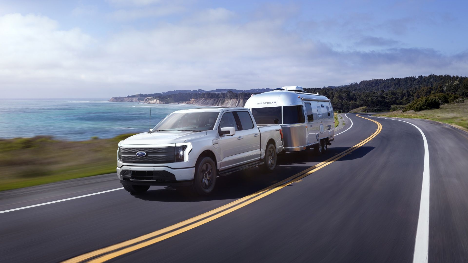 Ford F-150 Lightning rebocando campista airstream prateado