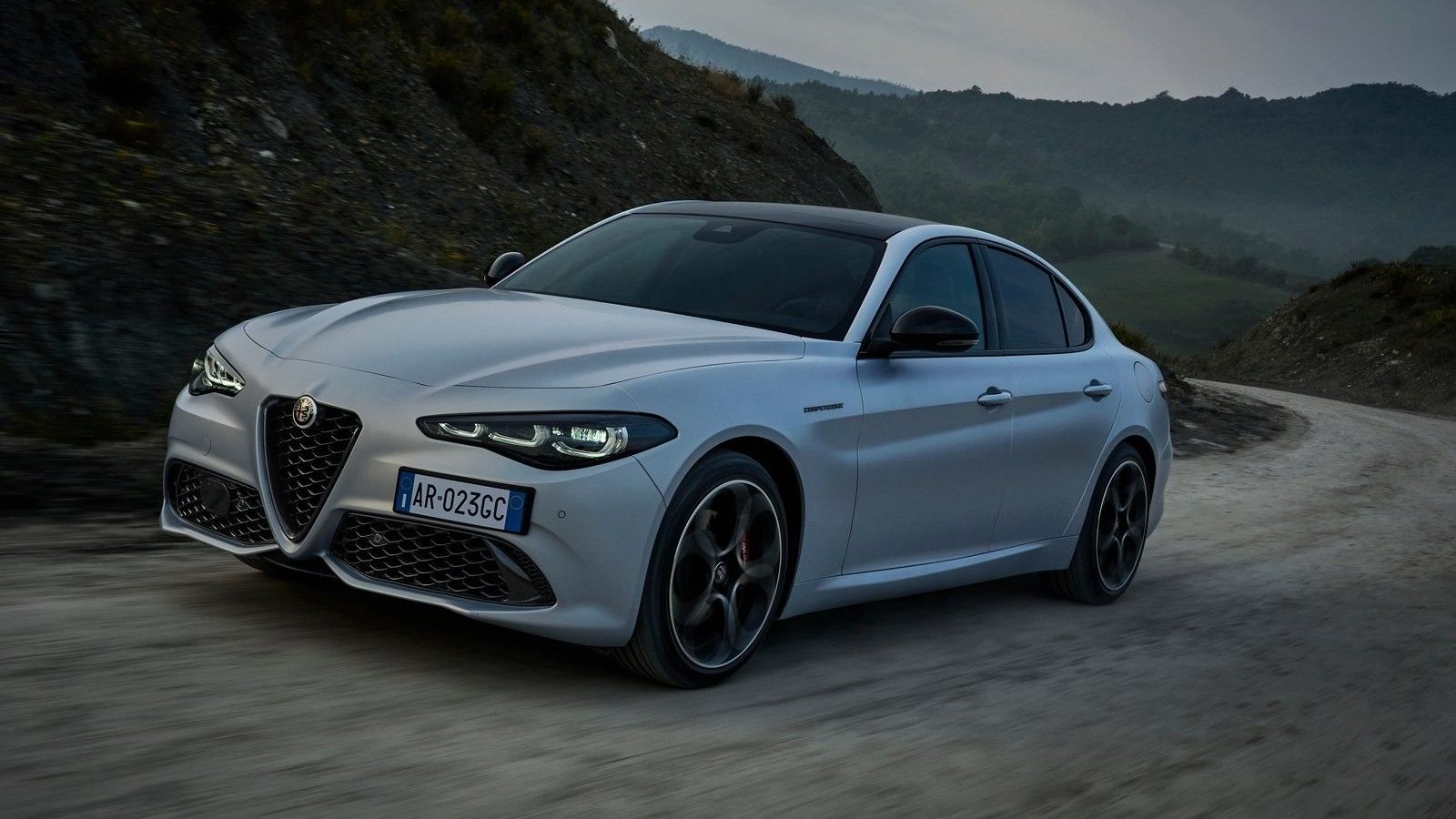 abu-abu metalik 2023 Alfa Romeo Giulia