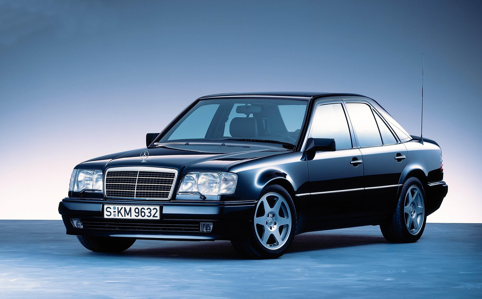Mercedes-Benz 500E preto