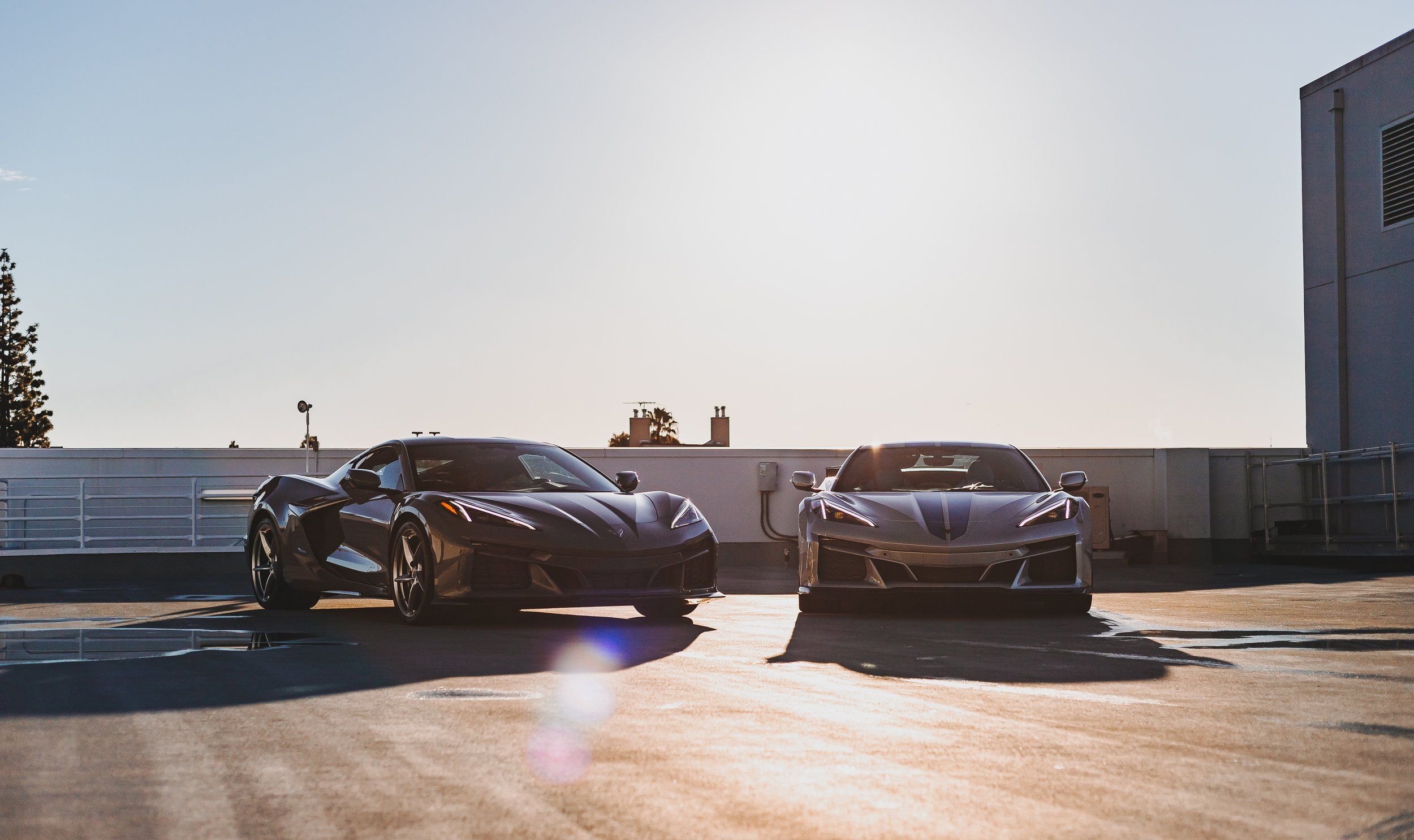 Dois Corvette E-Ray 2024 estacionados juntos