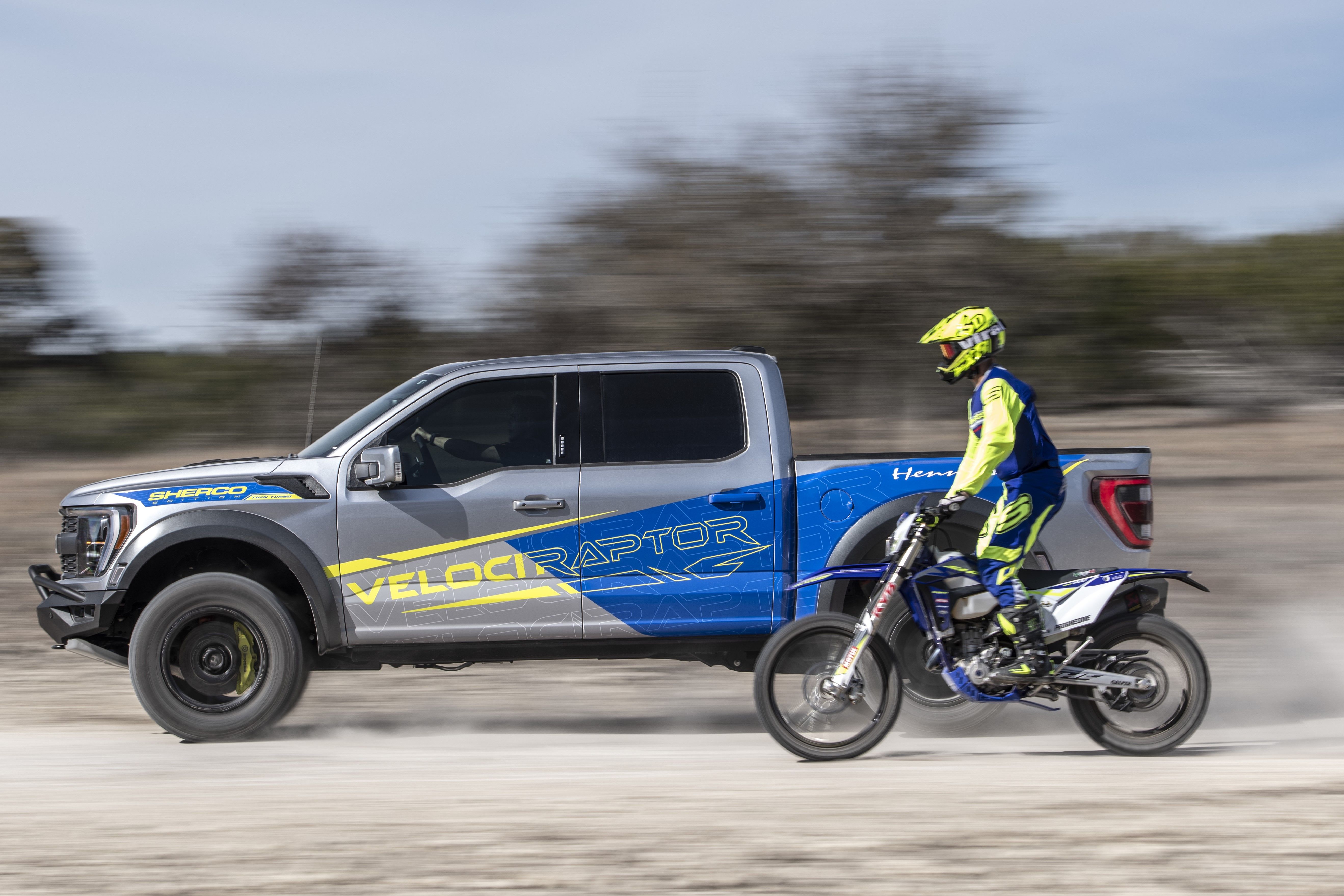 Foto dinâmica de um Hennessey VelociRaptor 600 Sherco Edition com um Sherco 300 Enduro