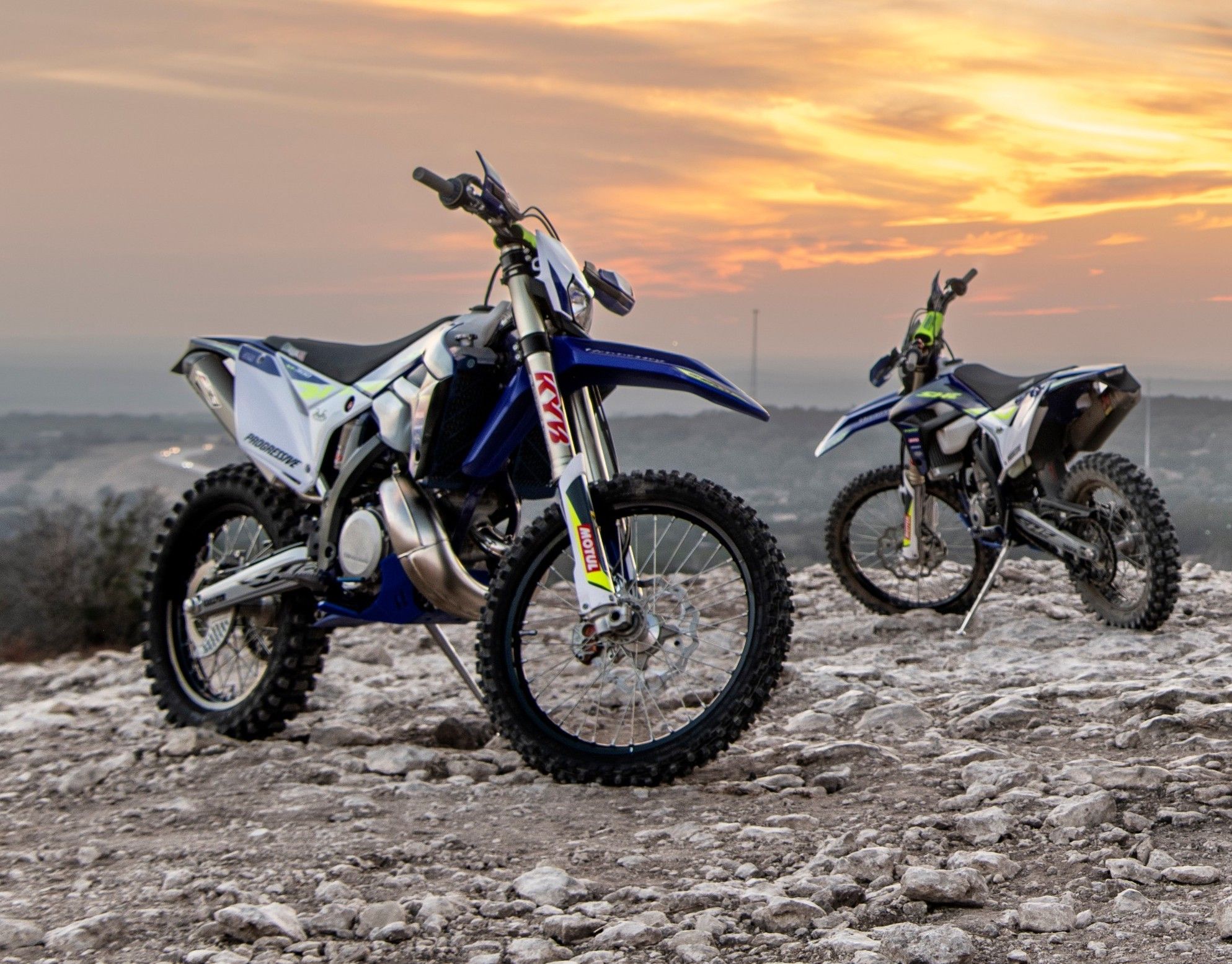 Um par de bicicletas Sherco 300 Enduro
