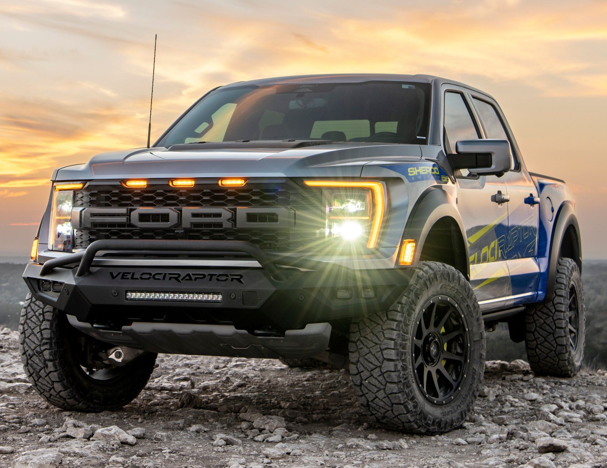 Foto frontal de um Hennessey VelociRaptor 600 Sherco Edition