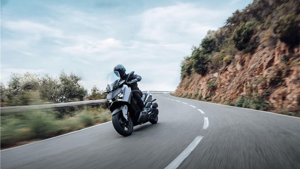 black 2023 yamaha XMAX