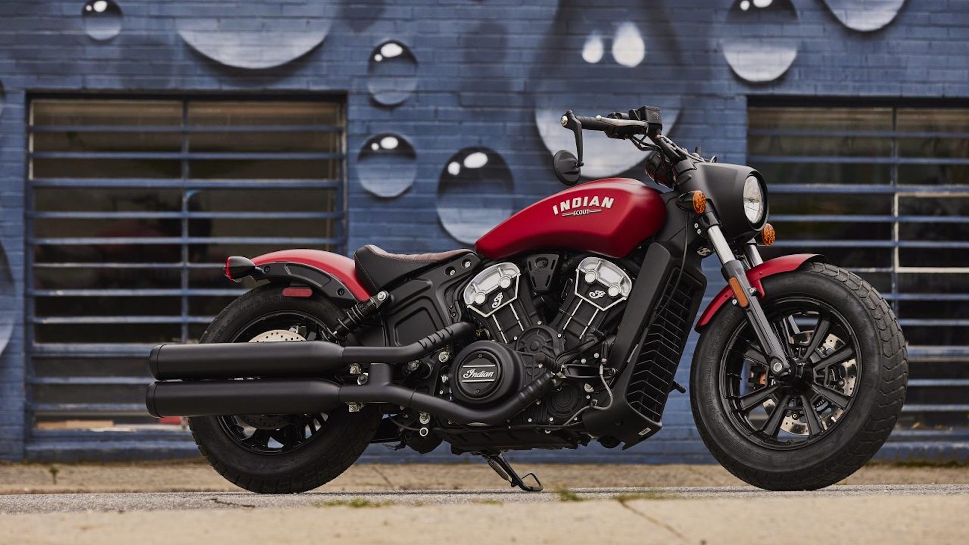 Red 2023 Indian Scout Bobber no suporte