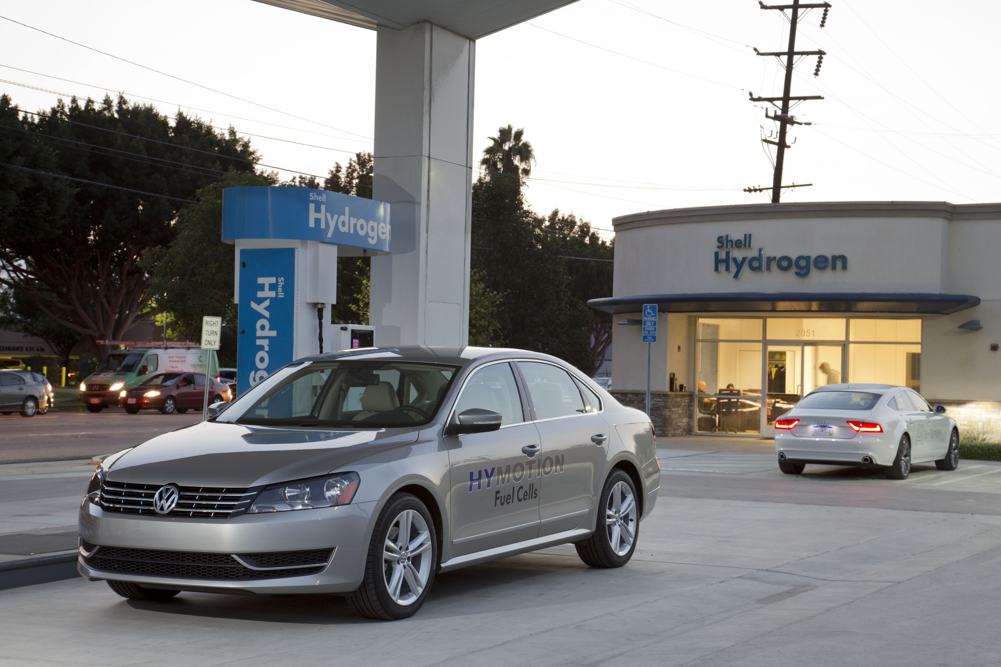 Volkswagen Passat HyMotion di stasiun hidrogen