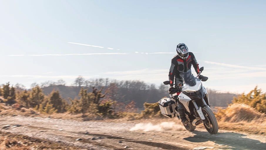 Sepeda petualangan Ducati Multistrada V4 2022
