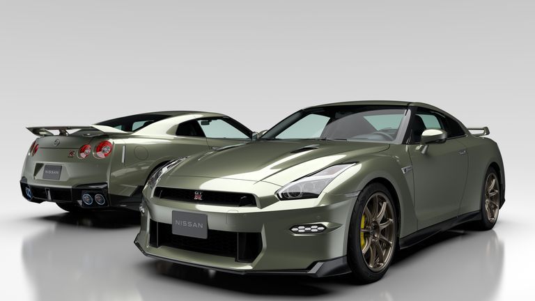 Dois Nissan R35 