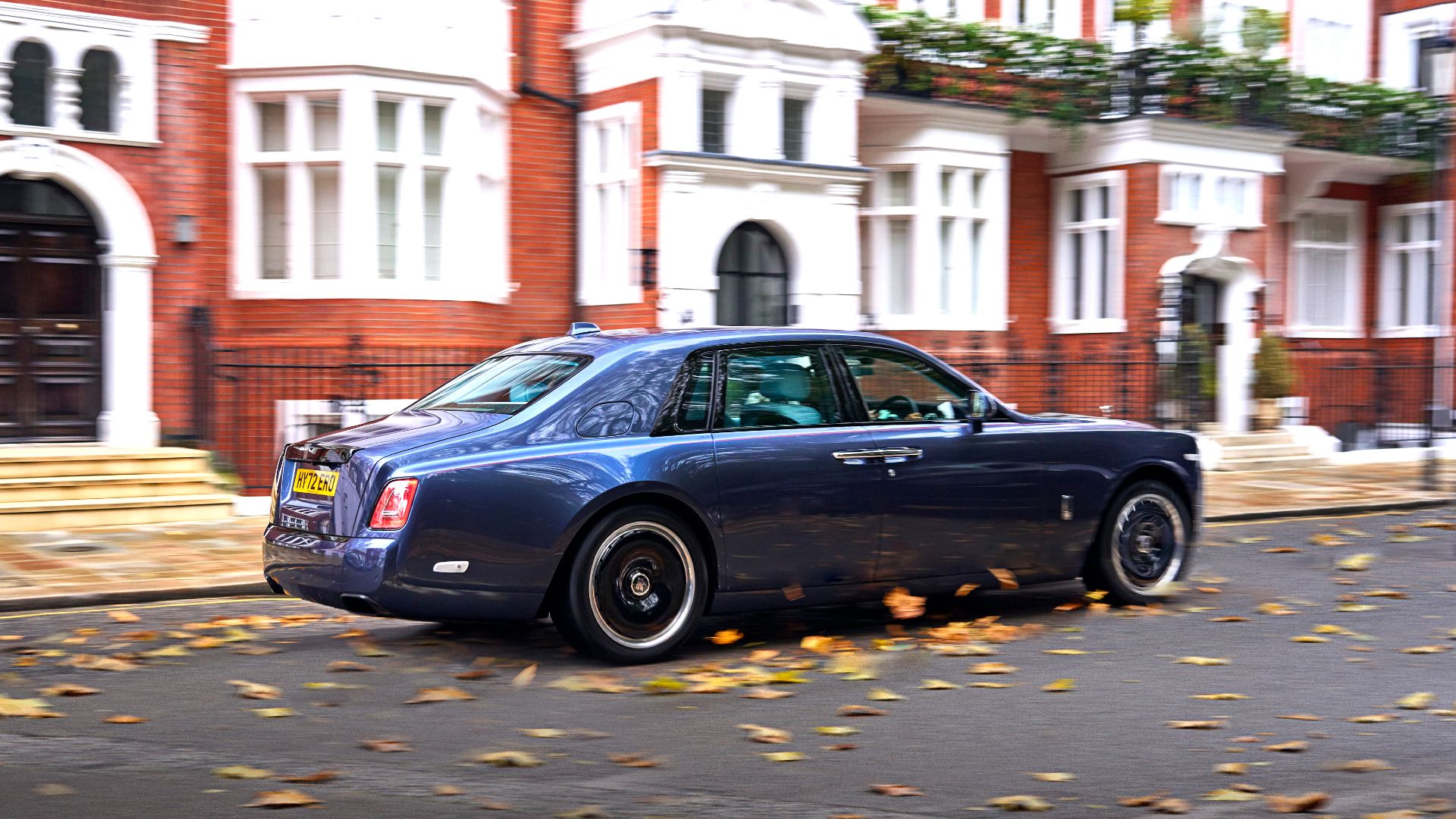 Rolls Royce Phantom berwarna biru 