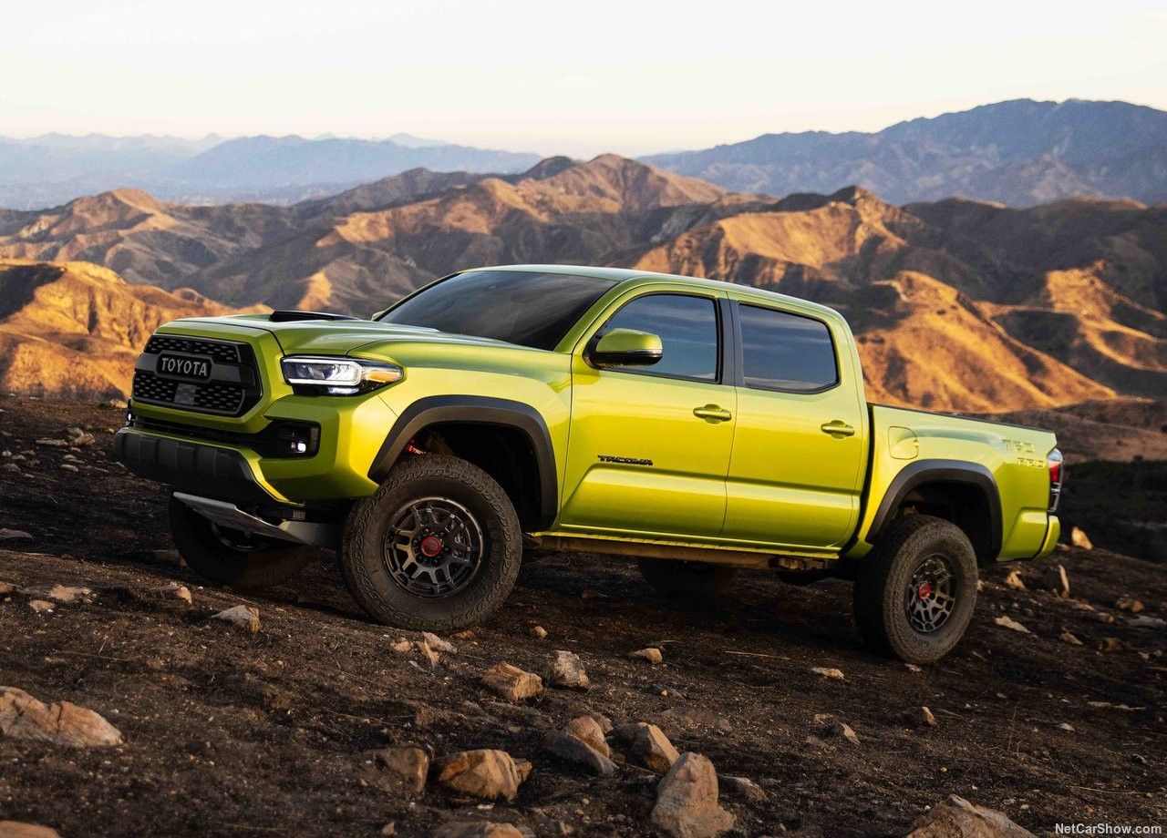 Um Toyota Tundra TRD Pro verde retratado fora da estrada