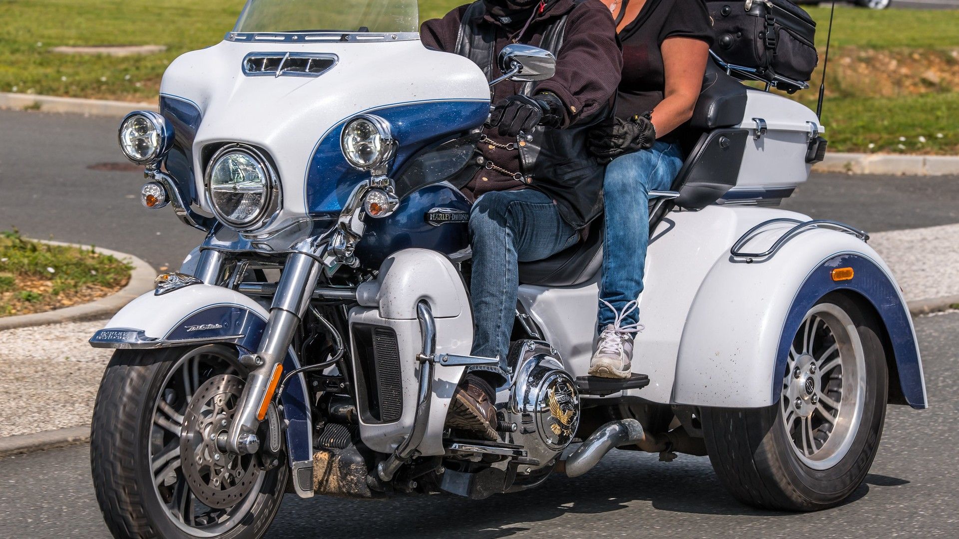 Harley Davidson Tri Glide dalam warna Putih dan Biru