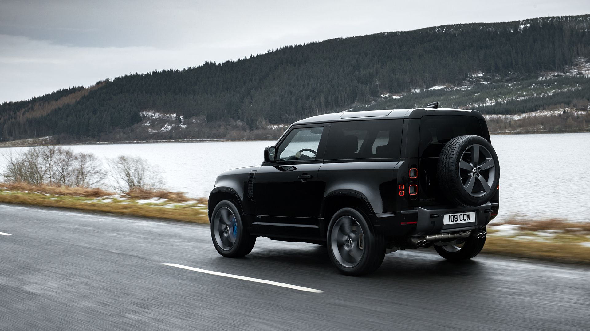 Defender 90 V8 action shot