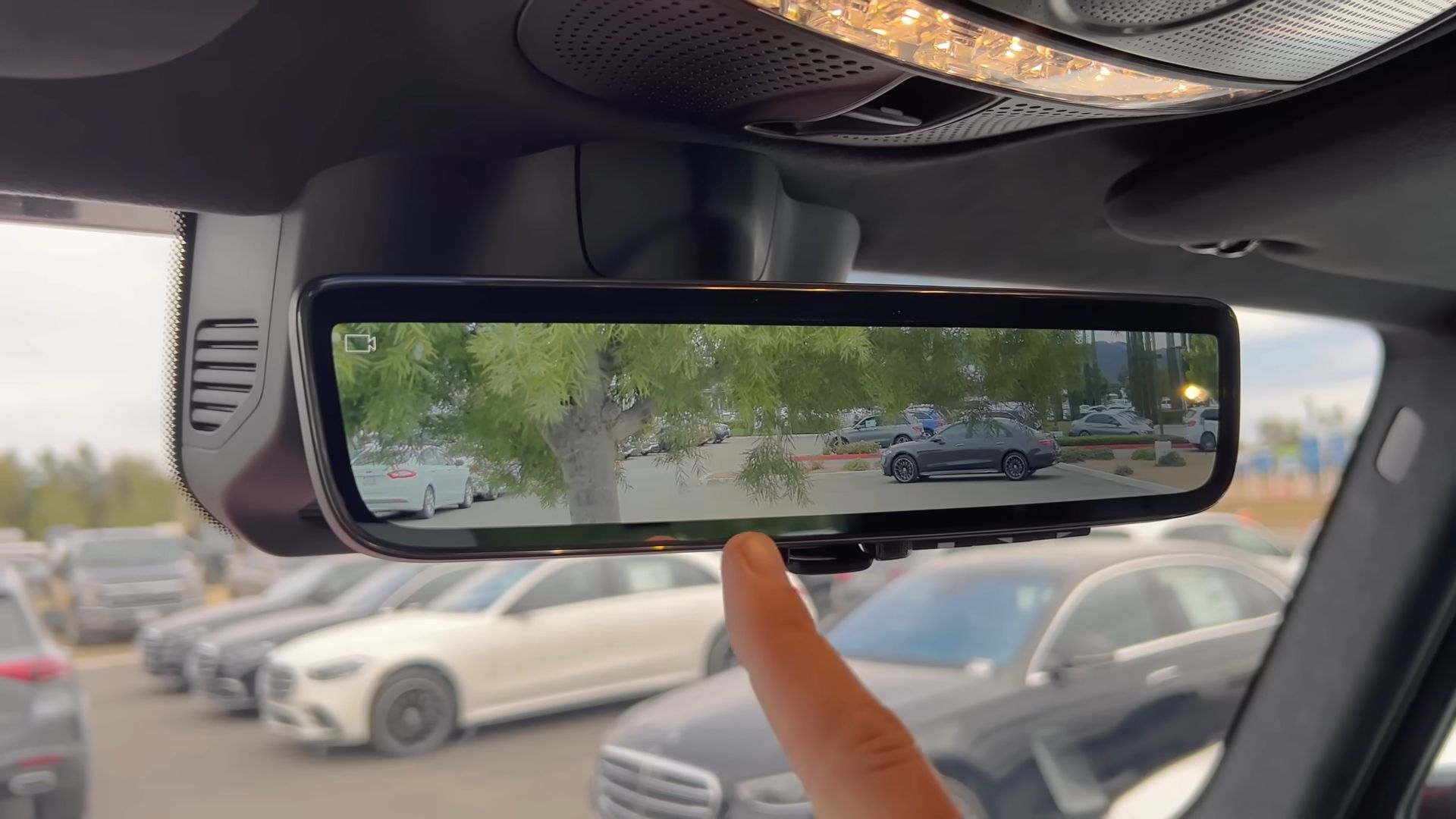 Uma foto do espelho retrovisor do Mercedes AMG G63 4x4 Squared 2023