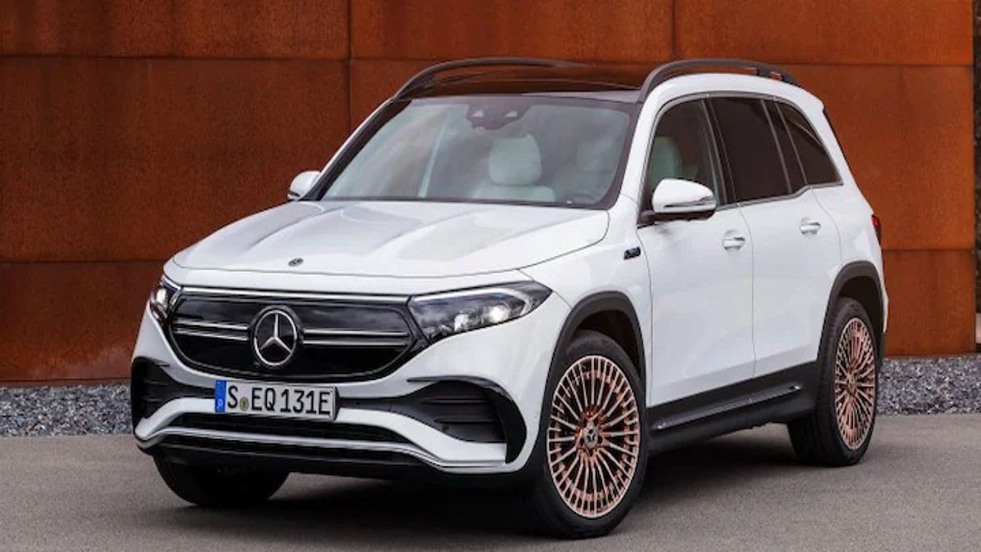 White 2024 Mercedes-Benz EQB front 3/4 view 
