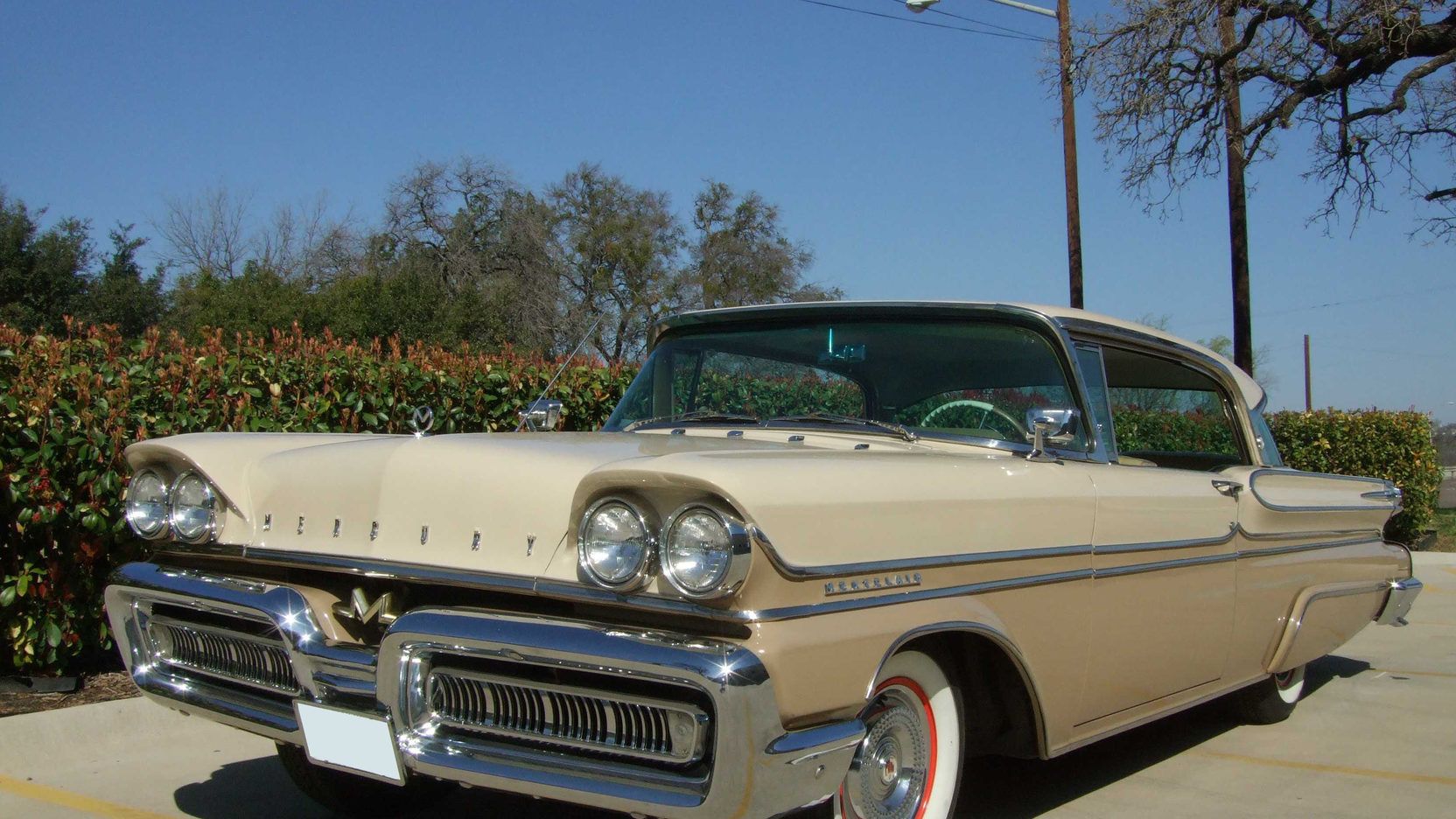 Um Mercury Montclair Marauder 1958 estacionado