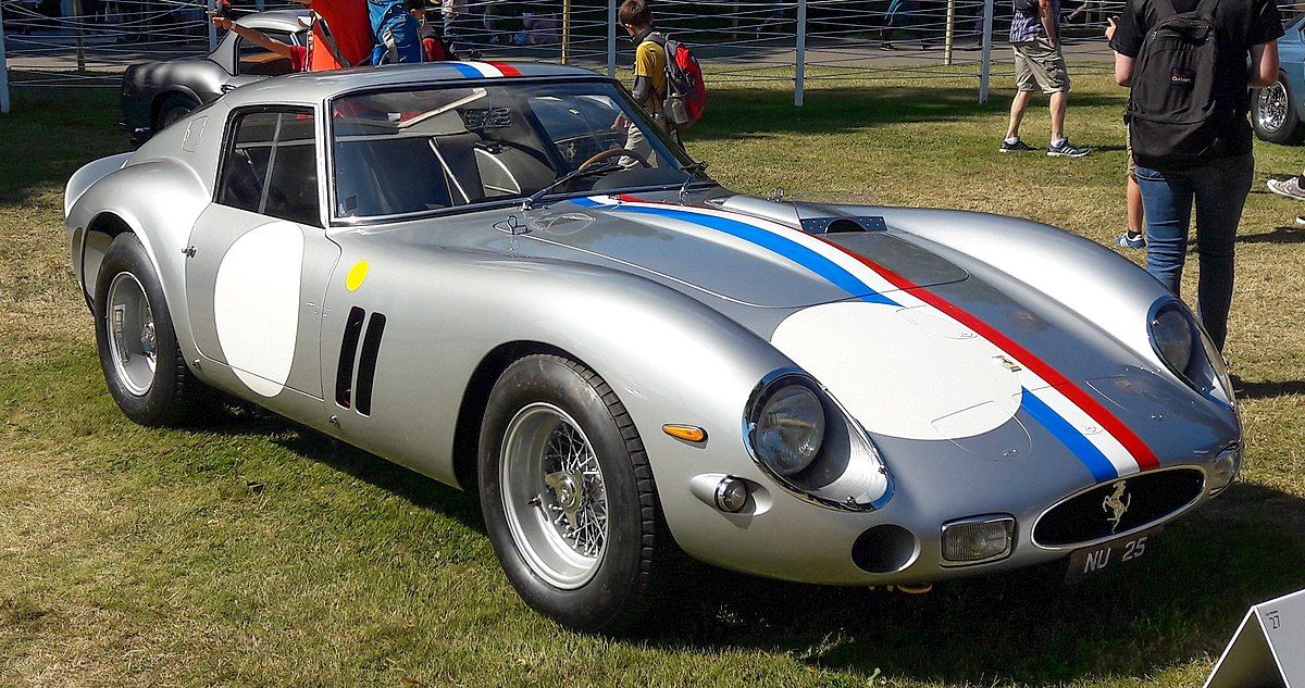 Uma Ferrari 250 GTO 1963 estacionada