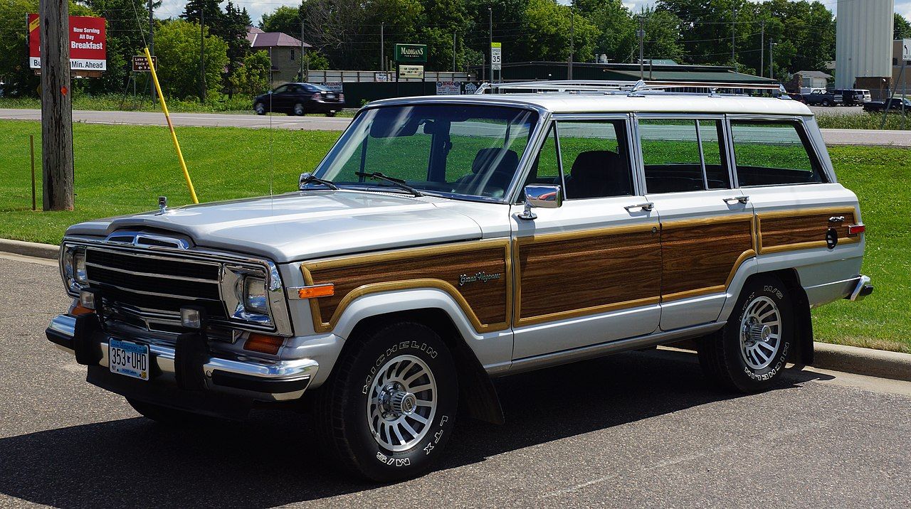 Um Jeep Wagoneer 1963 estacionado